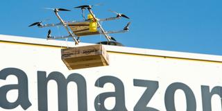 Eine Amazon-Lieferung per Drohne (Foto: dpa)