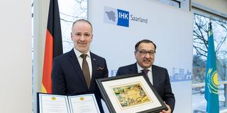 Übergabe Ernennungsurkunde an Frank Thomé (l.) durch Botschafter Dr. Nurlan Onzhanov (Foto: Dirk Guldner)