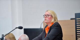 Anja Wagner-Scheid (CDU) im Landtag am Redepult (Foto: IMAGO / BeckerBredel)