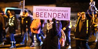 Eine Frau demonstriert gegen die Corona-Regeln (Foto: picture alliance/SULUPRESS.DE)