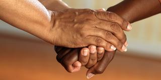 Die Hände von zwei Personen, die sie sich gegenseitig reichen (Foto: skeeze/pixabay.com)