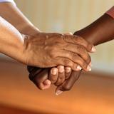 Die Hände von zwei Personen, die sie sich gegenseitig reichen (Foto: skeeze/pixabay.com)
