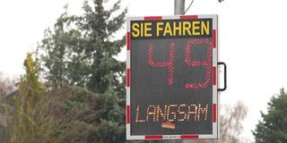 Elektronische Geschwindigkeitsanzeige in einer 30er Zone (Foto: SR)