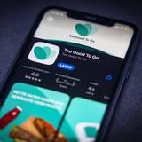 Ein Smartphone mit der App "To good to go" (Foto: IMAGO / Rüdiger Wölk)