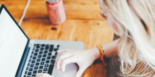 Eine Frau arbeitet am Laptop (Foto: pixabay.com/janeb13)