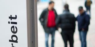 Menschen auf Arbeitssuche (Foto: Julian Stratenschulte/dpa )