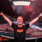 Ein Dj vor dem DJ-Pult, im Hintergrund Publikum (Foto: Pressefoto/Armin van Buuren)