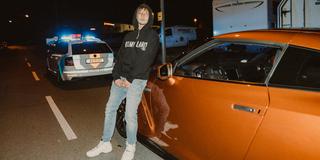 Der Rapper ART lehnt an einem Auto (Foto: Pressefoto: ART)