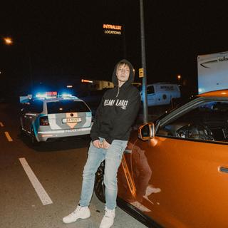 Der Rapper ART lehnt an einem Auto (Foto: Pressefoto: ART)