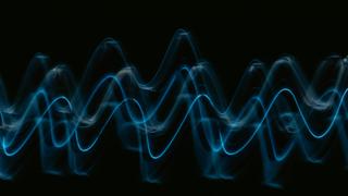 Blaue Lichtwellen vor schwarzem Hintergrund (Foto: unsplash)
