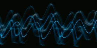 Blaue Lichtwellen vor schwarzem Hintergrund (Foto: unsplash)