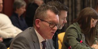 Der Neunkircher Oberbürgermeister Jörg Aumann während einer Stadtratssitzung (Foto: SR)