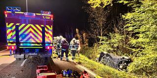 Auf der Landstraße 244 überschlug sich ein Smart. Die Fahrerin war eingeschlossen.  (Foto: Feuerwehr St. Ingbert / Florian Jung )