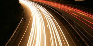 Autobahn bei Nacht (Foto: pixabay/FrankBeckerDE)