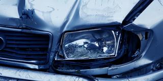 Ein kaputter Scheinwerfer an einem Auto nach einem Unfall (Foto: pixabay.com/PublicDomainPictures)