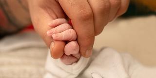 Neugeborenes (Foto: pixabay/Myriams-Fotos)