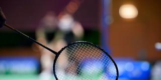 Schläger mit Federball (Foto: IMAGO / Sven Simon)