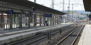 Leere Gleise im Bahnhof Kaiserslautern (Foto: IMAGO / Werner Schmitt)