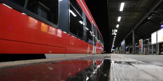Ein Zug, der an einem Bahnsteig steht (Foto: dpa)