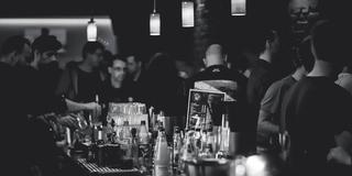 Menschen in einer Bar (Foto: pixabay.com)