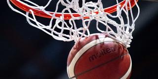 Ein Basketball fällt durch den Korb (Foto: picture alliance/dpa | Hendrik Schmidt)