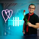 De Betschbacheler mit einer Rose in der Hand (Foto: UNSERDING)