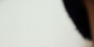 Bildcollage: bei einer Google-Suche erscheinen saarländische CDU-Zielorte mit dem Zusatz (buntes) Eierhaus auf einem Smartphon (Foto: unsplash/charlesdeluvio, SR/Knöbber)