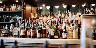 Bar mit alkoholischen Getränken (Foto: pixabay)