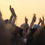 Erhobene Hände auf einem Open Air Konzert (Foto: Orna Wachmann/Pixabay)