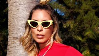 Eine Frau mit Sonnenbrille schaut erschrocken in die Kamera (Foto: Pressefoto/Blond:ish)