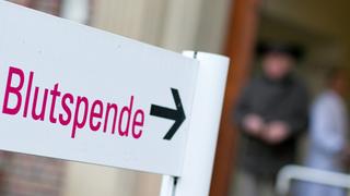 Schild mit der Aufschrift Blutspende (Foto: dpa)