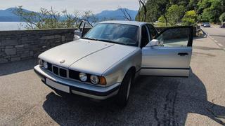 Ein silberner BMW steht am Straßenrand. (Foto: Julian/eingereicht per WhatsApp)