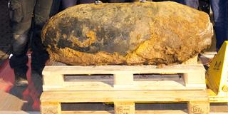Die entschärfte Weltkriegsbombe liegt zum Abtransport bereit (Foto: Dominik Eder/Stadt Saarlouis)