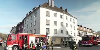 Feuerwehrleute und Feuerwehrfahrzeuge vor einem Haus in Neunkirchen (Foto: SR)