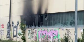 Brand im Umspannwerk der Stadtwerke Saarbrücken. Aus den geborstenen Fensterscheiben steigt schwarzer Rauch. (Foto: SR)