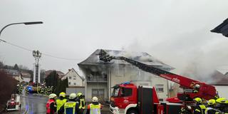 Ein abgebrannter Dachstuhl in Freisen-Oberkirchen - Feuerwehrleute im Einsatz (Foto: Lukas Becker, Feuerwehr)