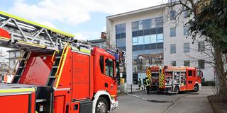 Zwei Feuerwehrautos bei Brand am Fliedner-Krankenhaus in Neunkirchen im Einsatz (Foto: Brandon Lee Posse)