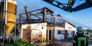 Die Feuerwehr löscht einen Brand auf einem Geflügelhof in Hemmersdorf (Foto: Rolf Ruppenthal)