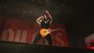 Sänger mit seiner Gitarre auf der Bühne (Foto: MXM Photo)