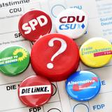 Die Logos von SPD, Linke, Grüne, Afd, CDU, Grüne liegen auf einem Stimmzettel (Foto: IMAGO / Christian Ohde)