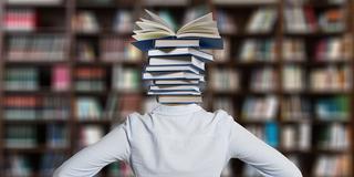 Eine Frau steht in einer Bibliothek und hat Bücher statt einem Kopf auf den Schultern. (Foto: pixabay/geralt)