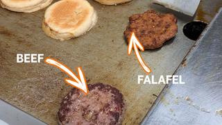 Ein Patty aus Rindfleisch und aus Kichererbsen wird auf einem Grill angebraten. (Foto: UNSERDING)