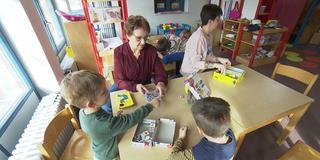 Kinder und Betreuer in einem Kindergarten (Foto: SR)