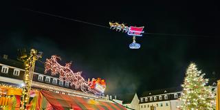 Der fliegende Weihnachtsmann über dem Christkindlmarkt in Saarbrücken (Foto: SR / Sebastian Knöbber)