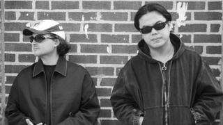 Schwarz-weiß Bild vo zwei jungen Männern mit Sonnenbrille. (Foto: Pressefoto)