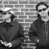 Schwarz-weiß Bild vo zwei jungen Männern mit Sonnenbrille. (Foto: Pressefoto)