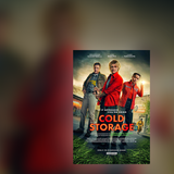 Das Filmplakat zu "Cold Storage", die drei Hauptcharaktere stehen vor einem Gebäude, über dem Foto steht der Titel vom Film. (Foto: CineStar Saarbrücken)