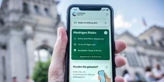 Die Corona-Warn-App in der Entwickler Version ist im Display eines Smartphone zu sehen (Foto: dpa)