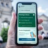 Die Corona-Warn-App in der Entwickler Version ist im Display eines Smartphone zu sehen (Foto: dpa)