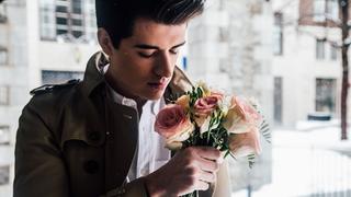 Ein Mann hält einen Strauß Rosen in der Hand (Foto: pixabay.com)